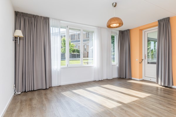 Foto - Te koop: In een fraai, modern wooncomplex "Heiderveste", midden in het hart van Heerlerheide, op loopafstand van een winkelcentrum; ligt dit ruime, luxe appartement op de 1e verdieping (2e woonlaag).